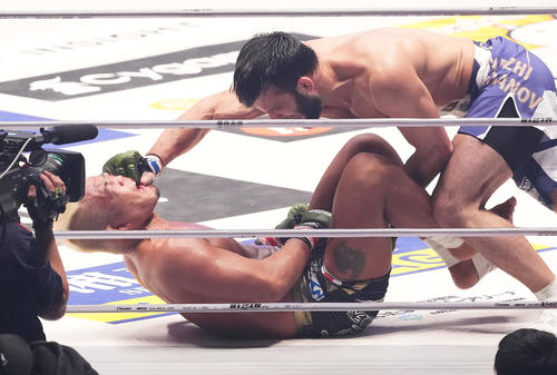 4回、ラバダノフ（右）のパンチを受ける武田（撮影・菅敏）