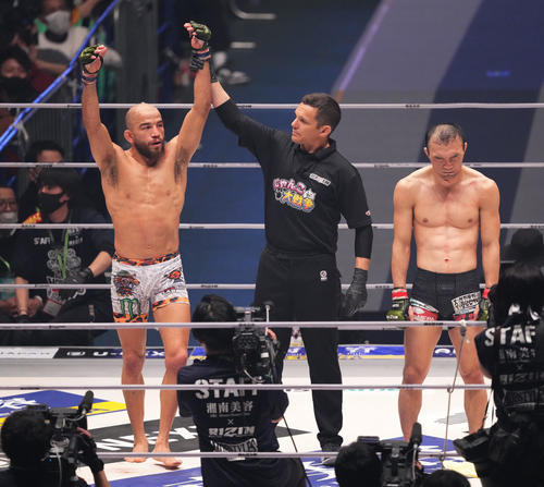 判定でキム（右）を破り、勝ち名乗りを受けるアーチュレッタ（撮影・菅敏）