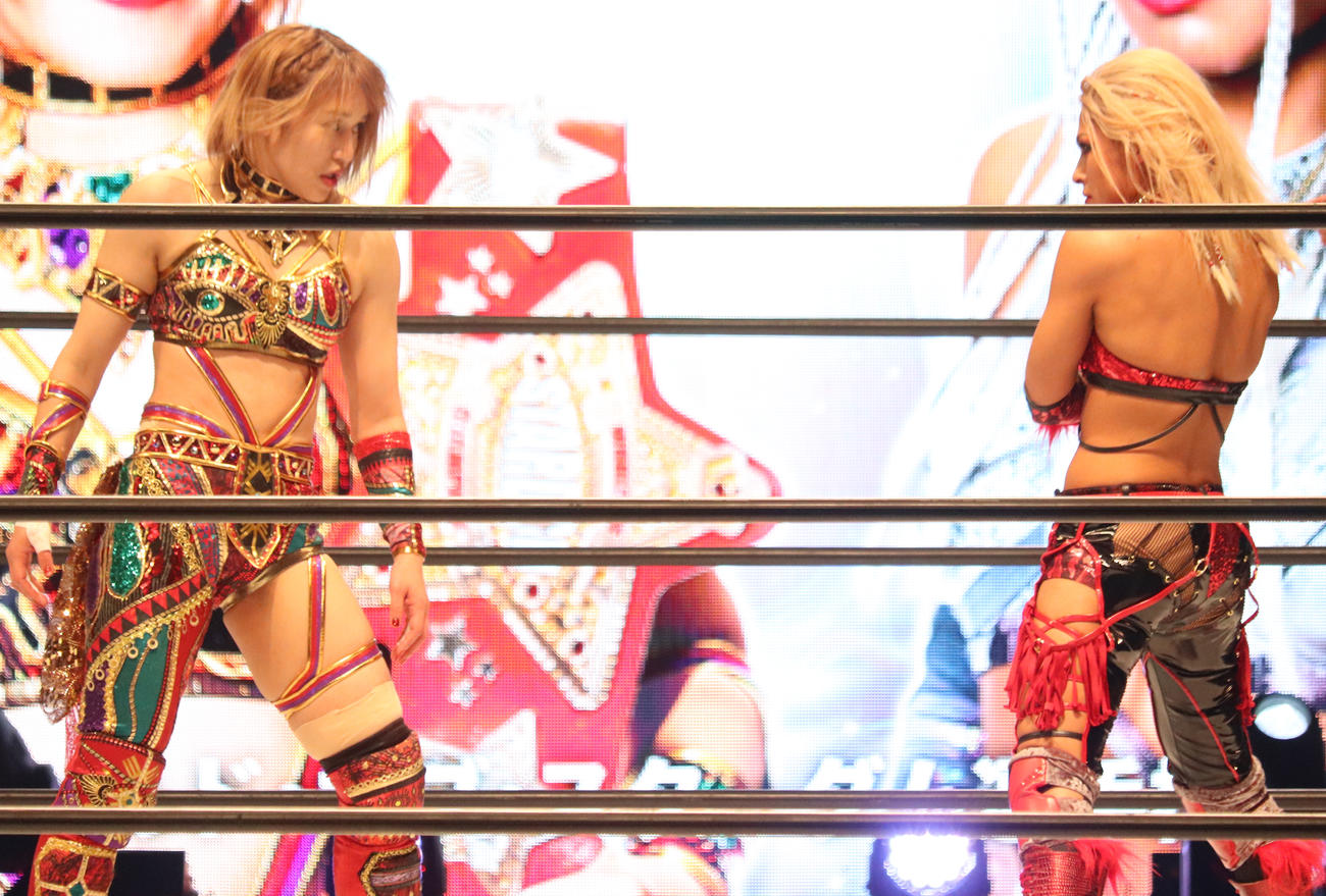 スターダム両国大会　向かい合う朱里（左）、ジュリア（右）（撮影・渋谷征平）