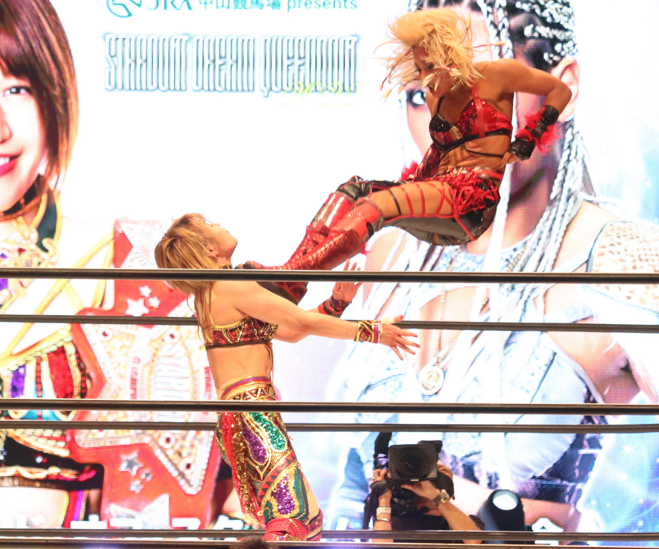 スターダム両国大会　コーナーから朱里（左）にミサイルキックを放つジュリア（右）（撮影・渋谷征平）