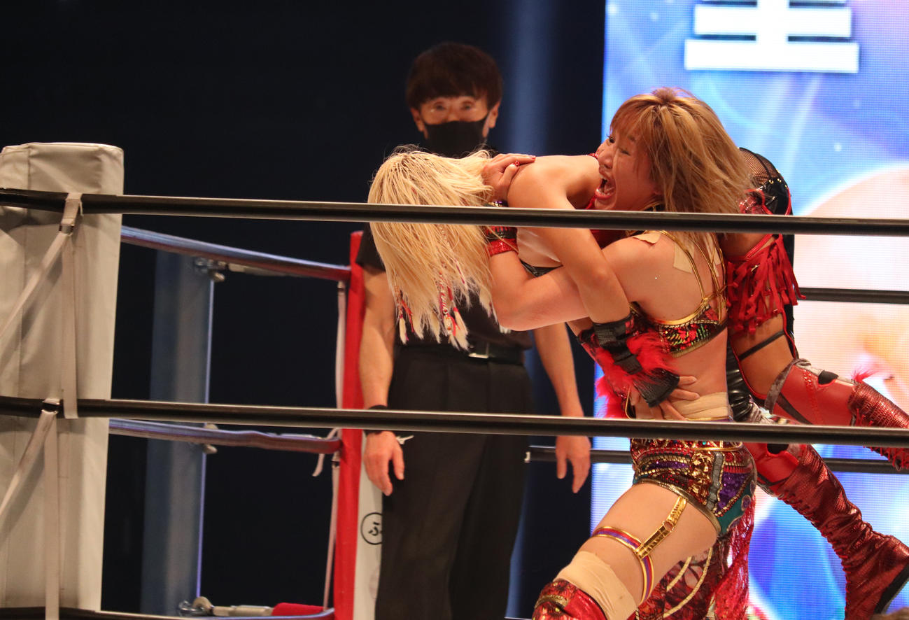 スターダム両国大会　ジュリア（左）をコーナーに叩きつける朱里（右）（撮影・渋谷征平）