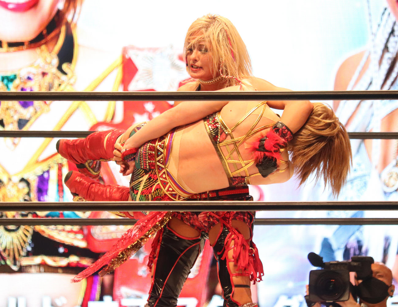 スターダム両国大会　グロリアス・ノーザンライト・ボムで朱里から3カウントを奪ったジュリア（撮影・渋谷征平）