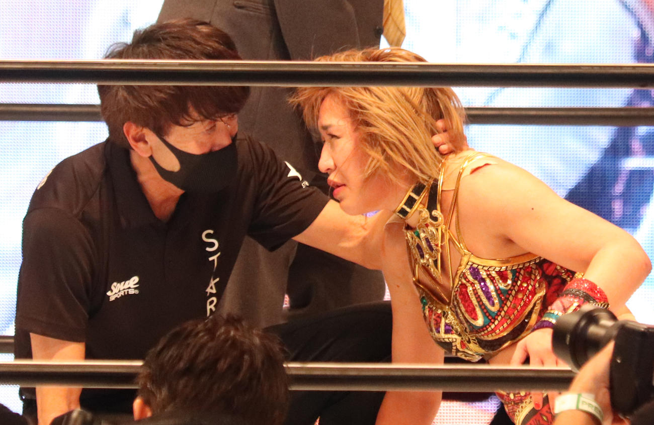 スターダム両国大会　村山レフェリー（左）から声をかけられる朱里（撮影・渋谷征平）