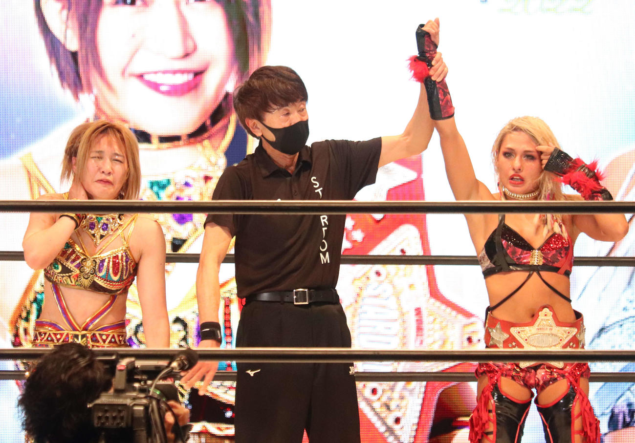 スターダム両国大会　試合に勝利し、村山レフェリーに手を挙げてもらうジュリア（右）（撮影・渋谷征平）
