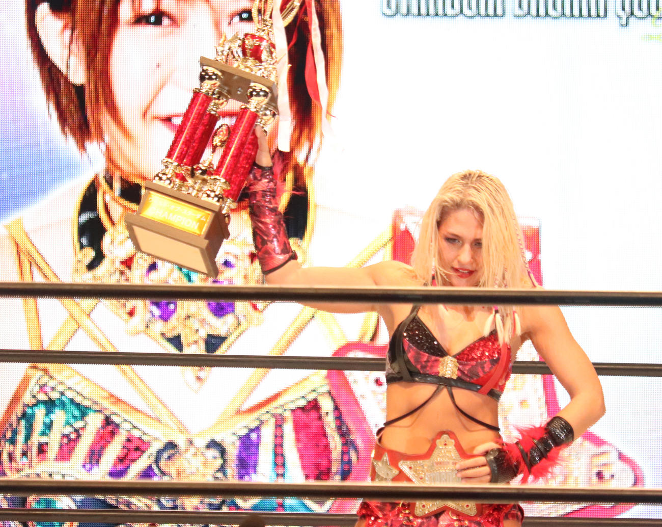 スターダム両国大会　新王者となり、トロフィーとベルトを誇示するジュリア（撮影・渋谷征平）