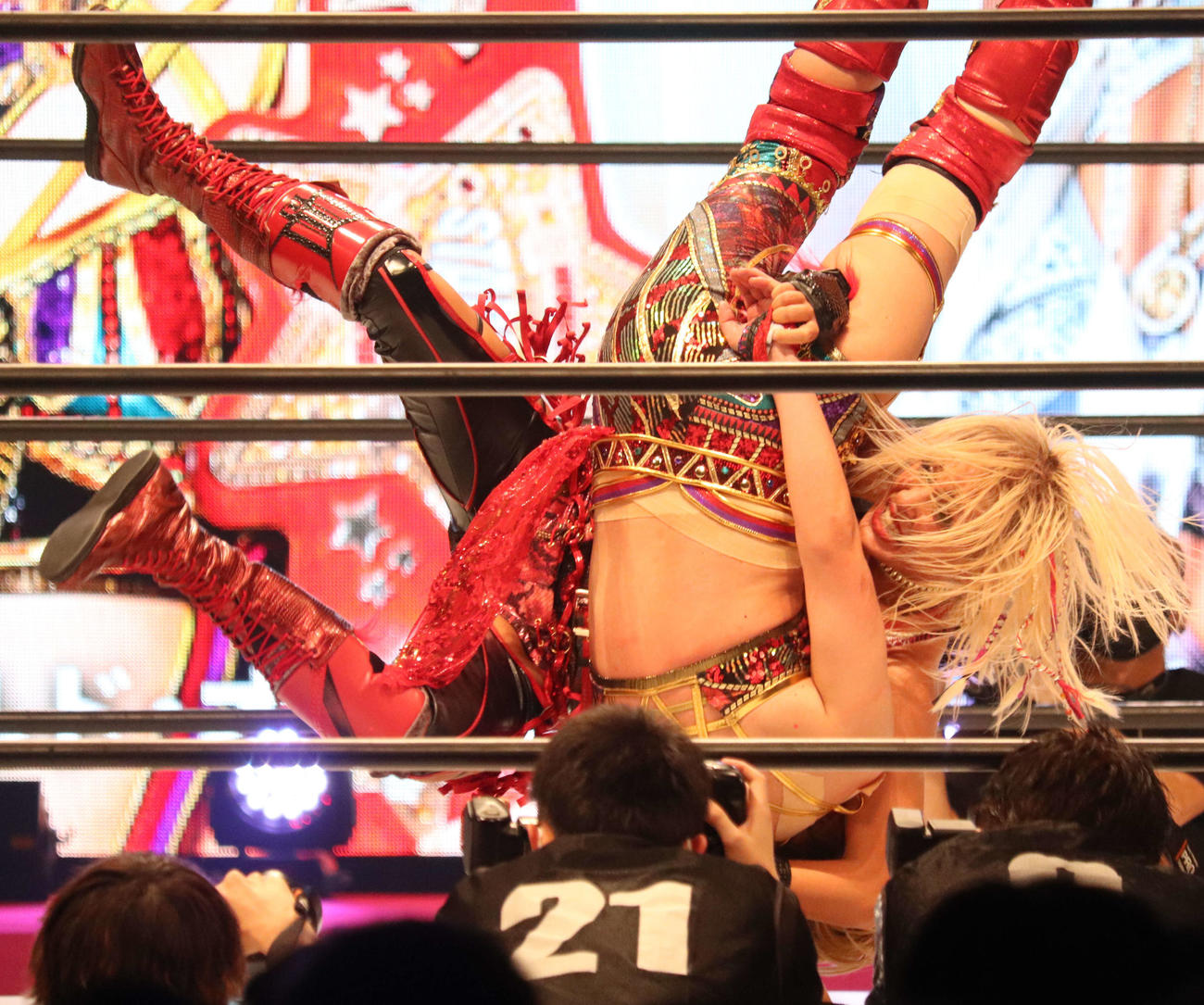 スターダム両国大会　グロリアス・ノーザンライト・ボムで朱里から3カウントを奪ったジュリア（撮影・渋谷征平）