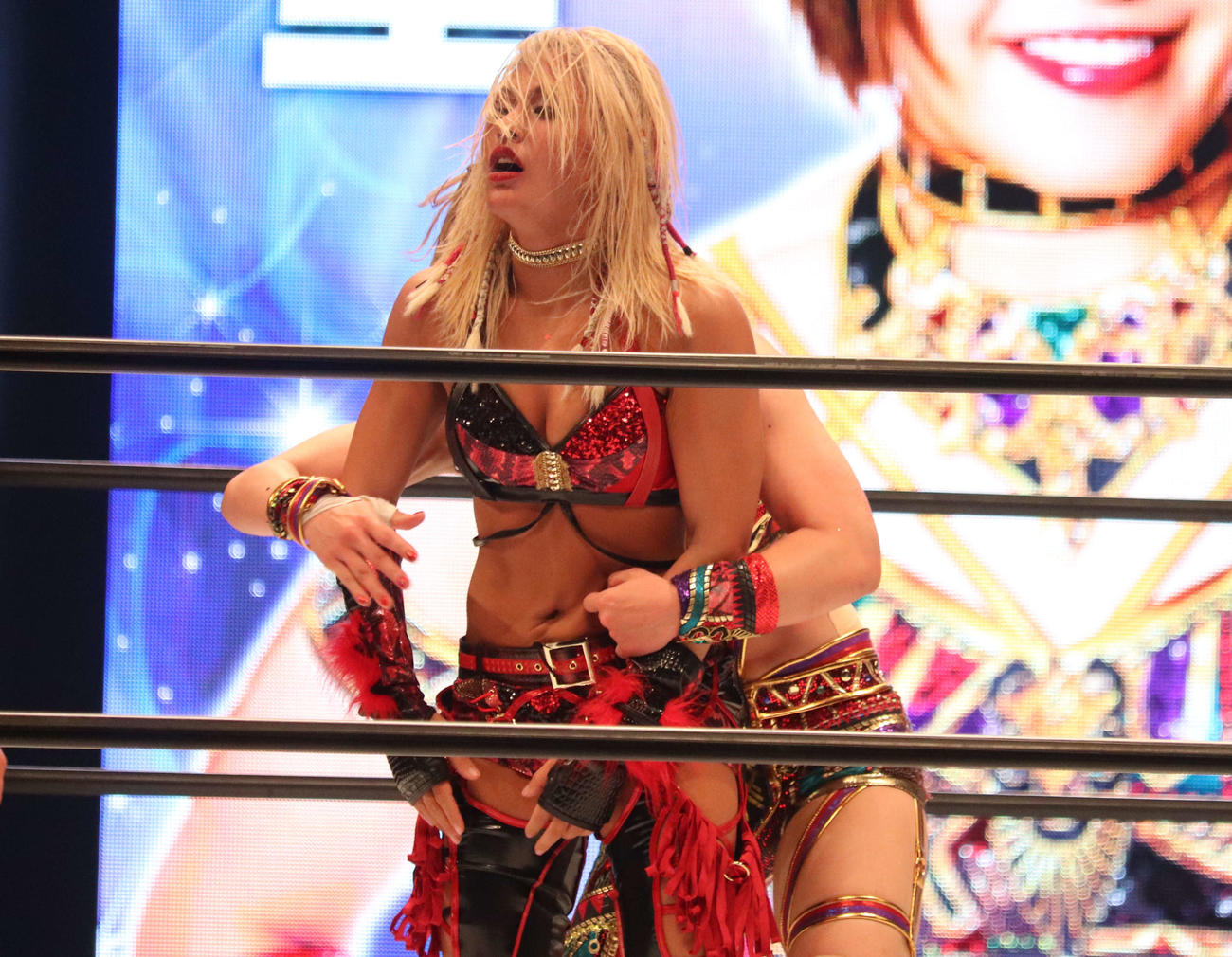 スターダム両国大会　朱里に攻められるジュリア（撮影・渋谷征平）