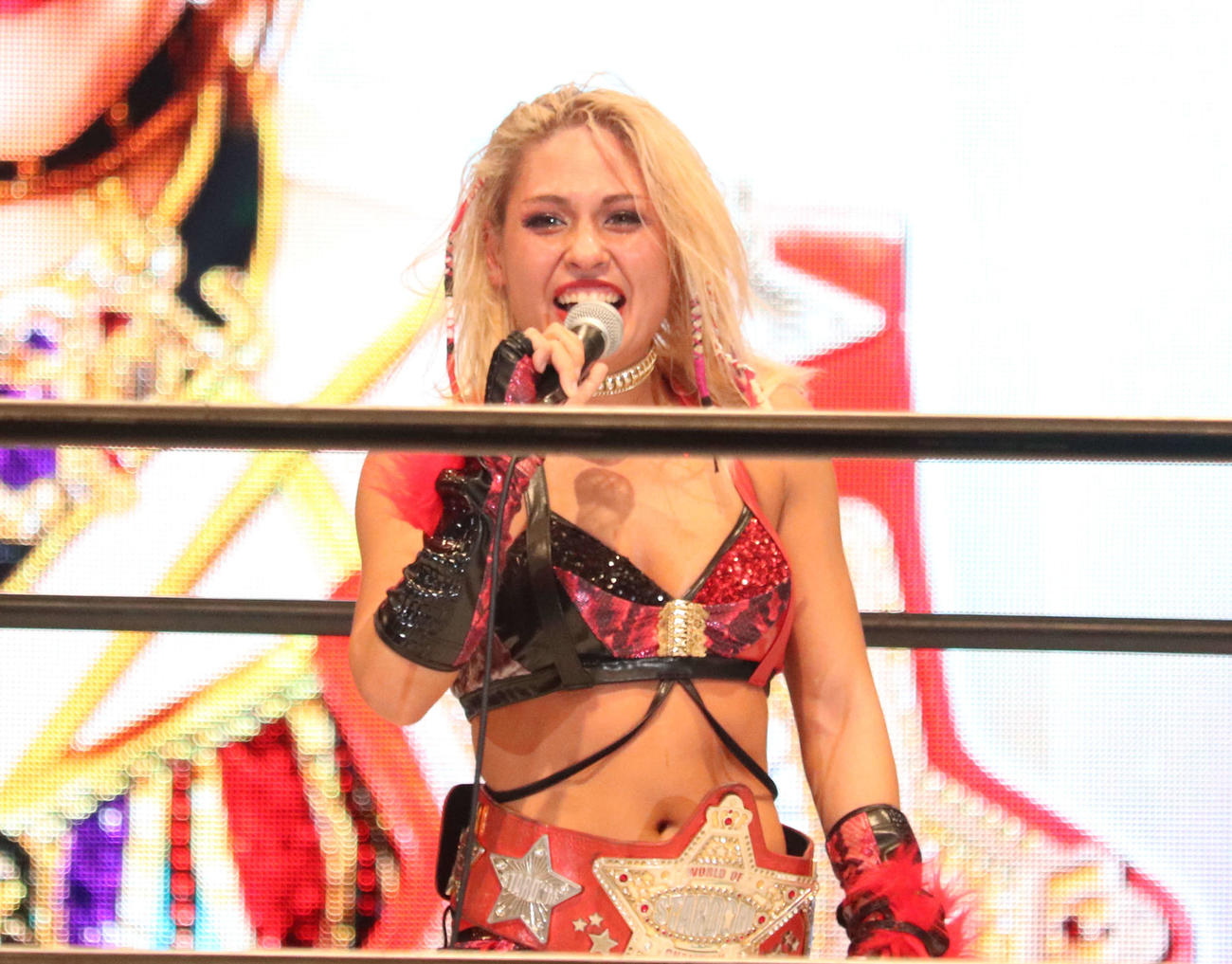スターダム両国大会　新王者となり、マイクで話すジュリア（撮影・渋谷征平）