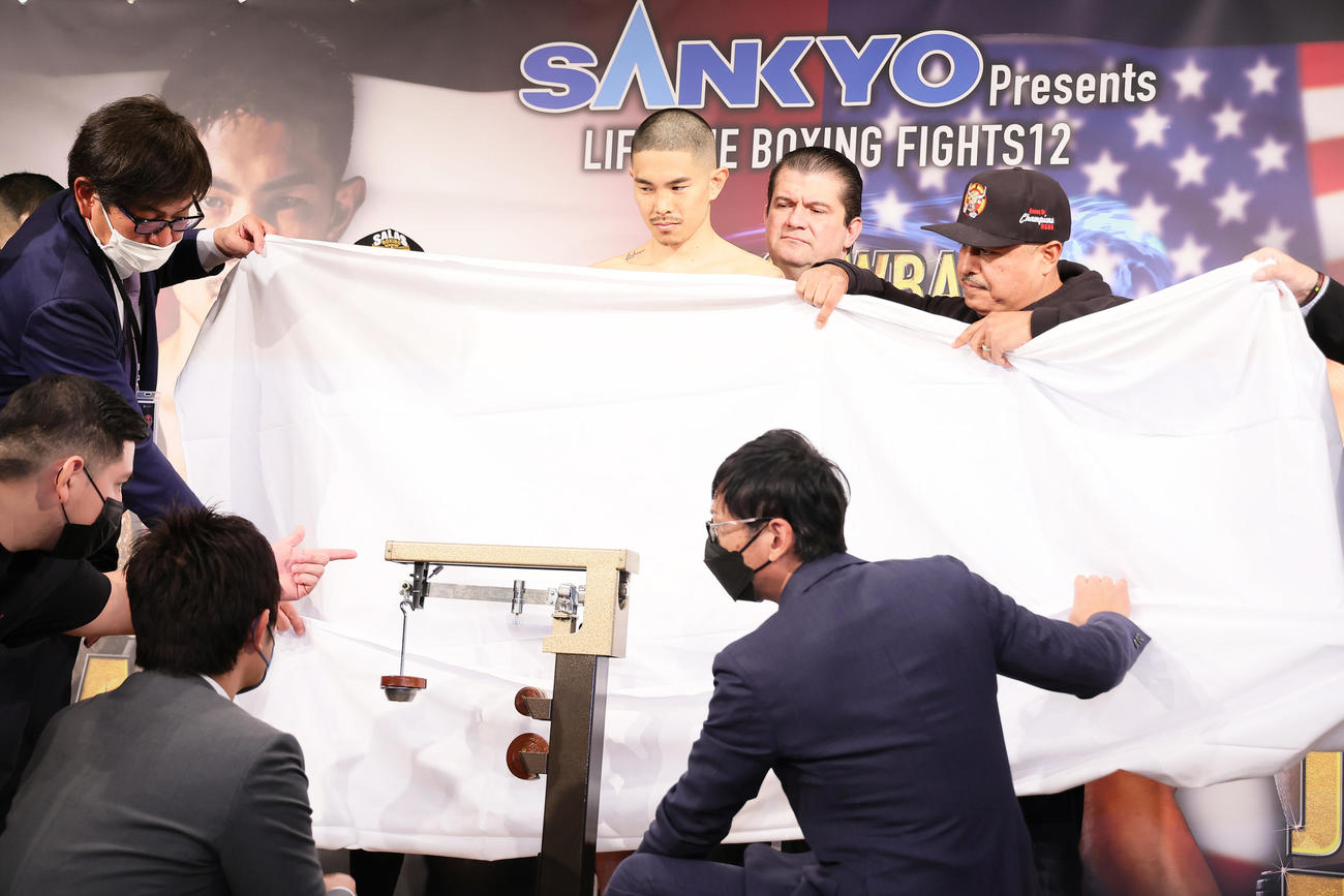 前日計量を下着を脱いでの再計量でパスした井岡（撮影・足立雅史）