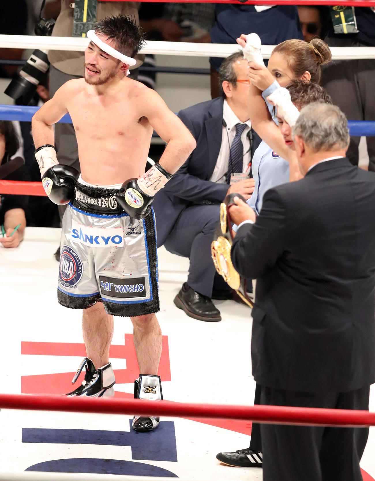 田口良一対宮崎亮で勝った田口の手を挙げるメルバ・サントス氏（2016年8月31日撮影）