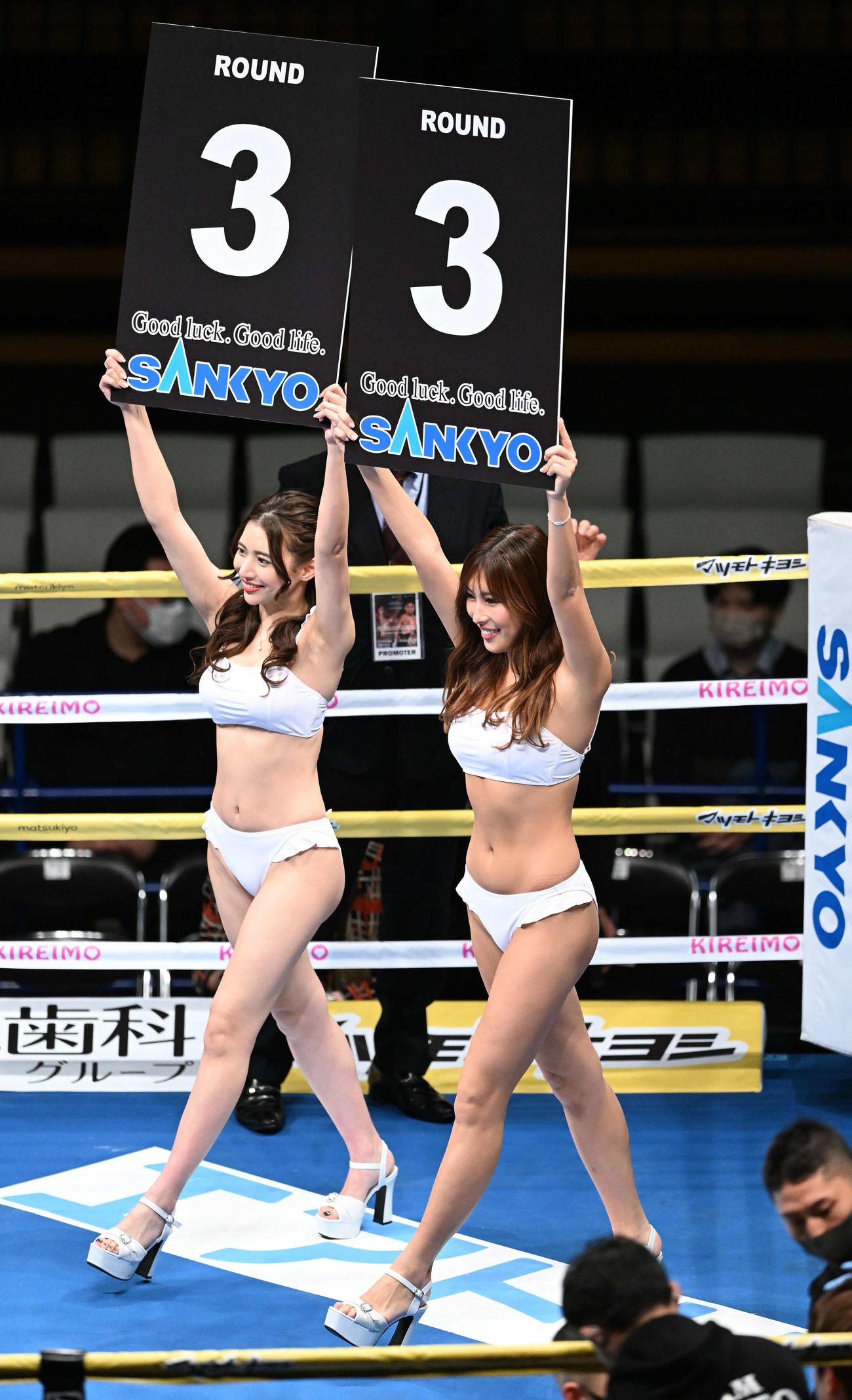 リングウオークするさゆり（左）とRISA BOO（撮影・滝沢徹郎）