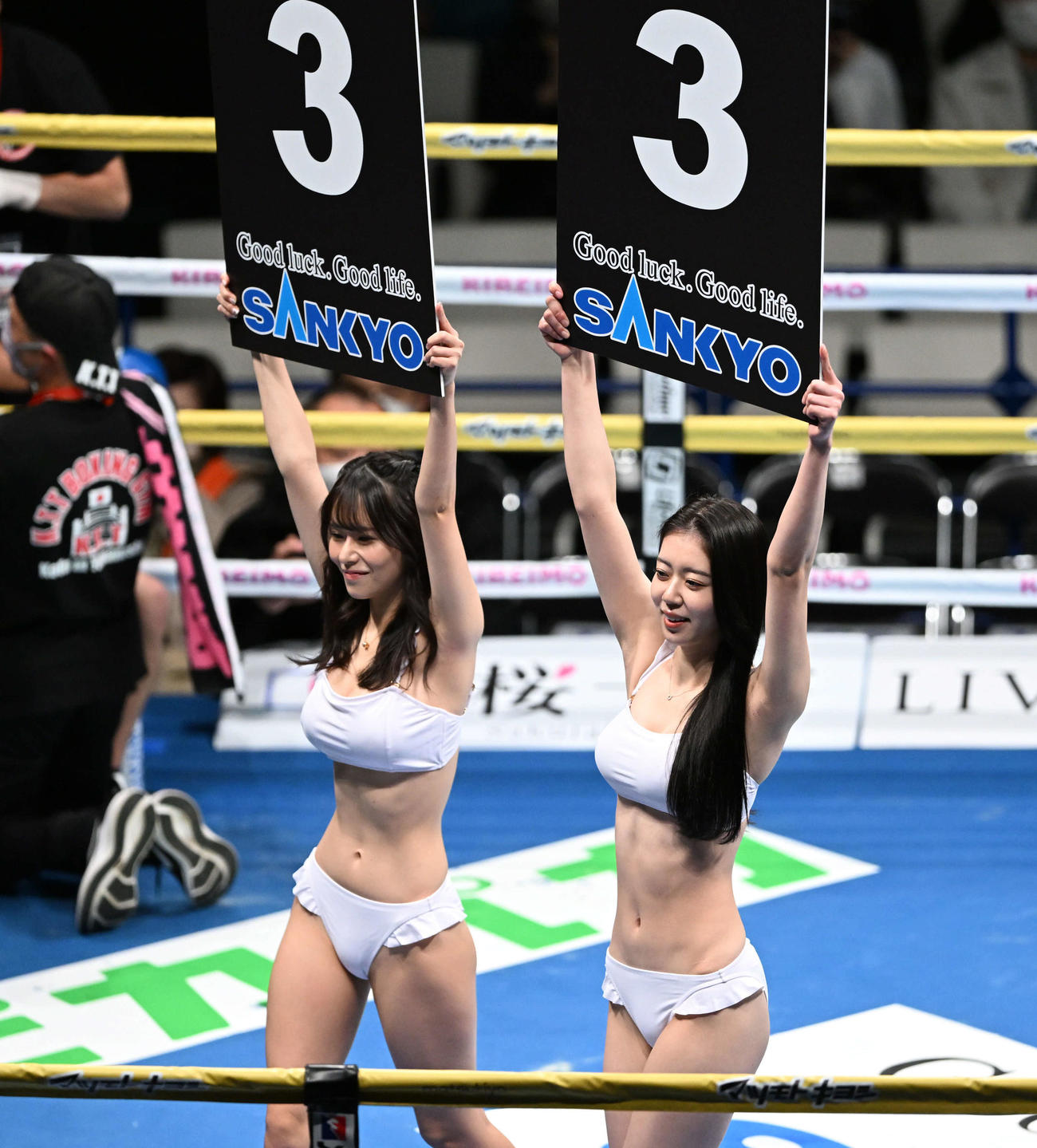リングウオークするぽぽちゃん（左）と上原さゆり（撮影・滝沢徹郎）