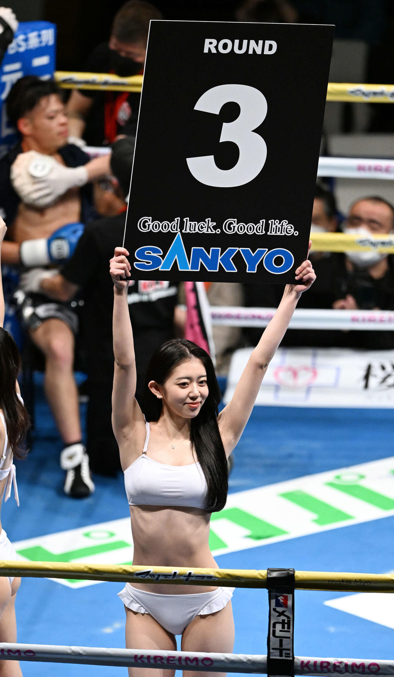 リングウオークする上原さゆり（撮影・滝沢徹郎）