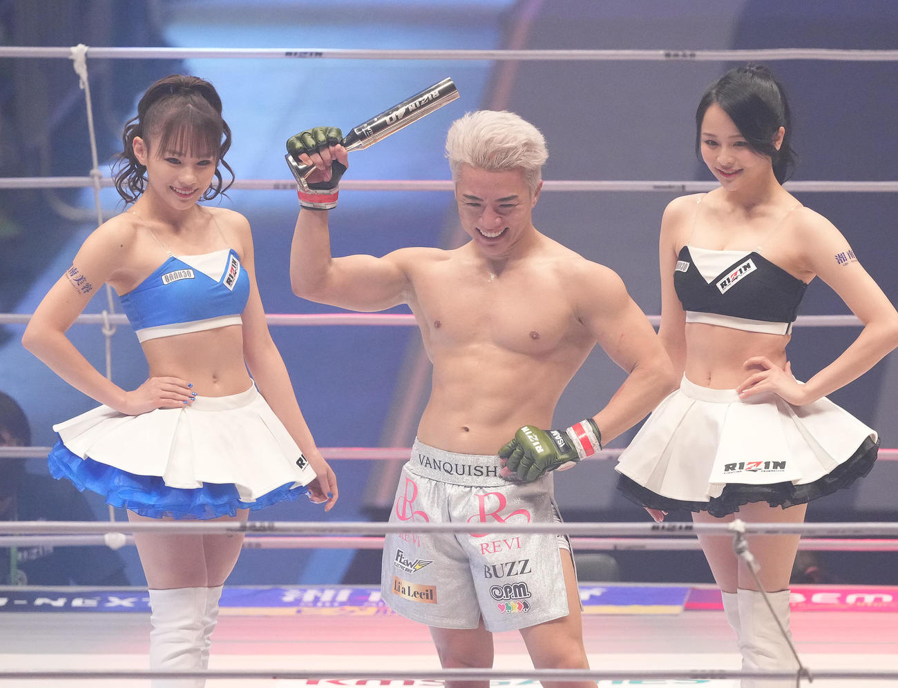 判定で中沢に勝利し、トロフィーを手に笑顔を見せるYUSHI（撮影・菅敏）
