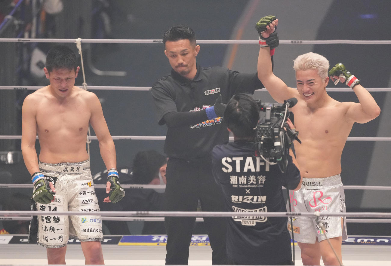 判定で中沢（左）に勝利し、勝ち名乗りを受けるYUSHI（撮影・菅敏）