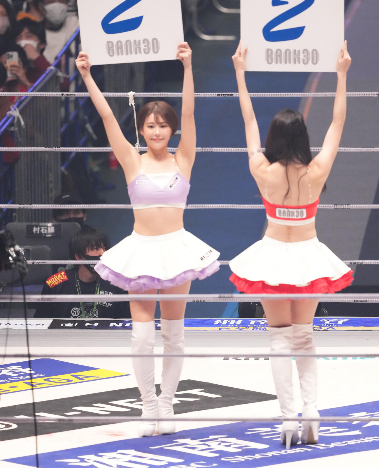 ラウンドを伝えるRIZINガール（撮影・菅敏）