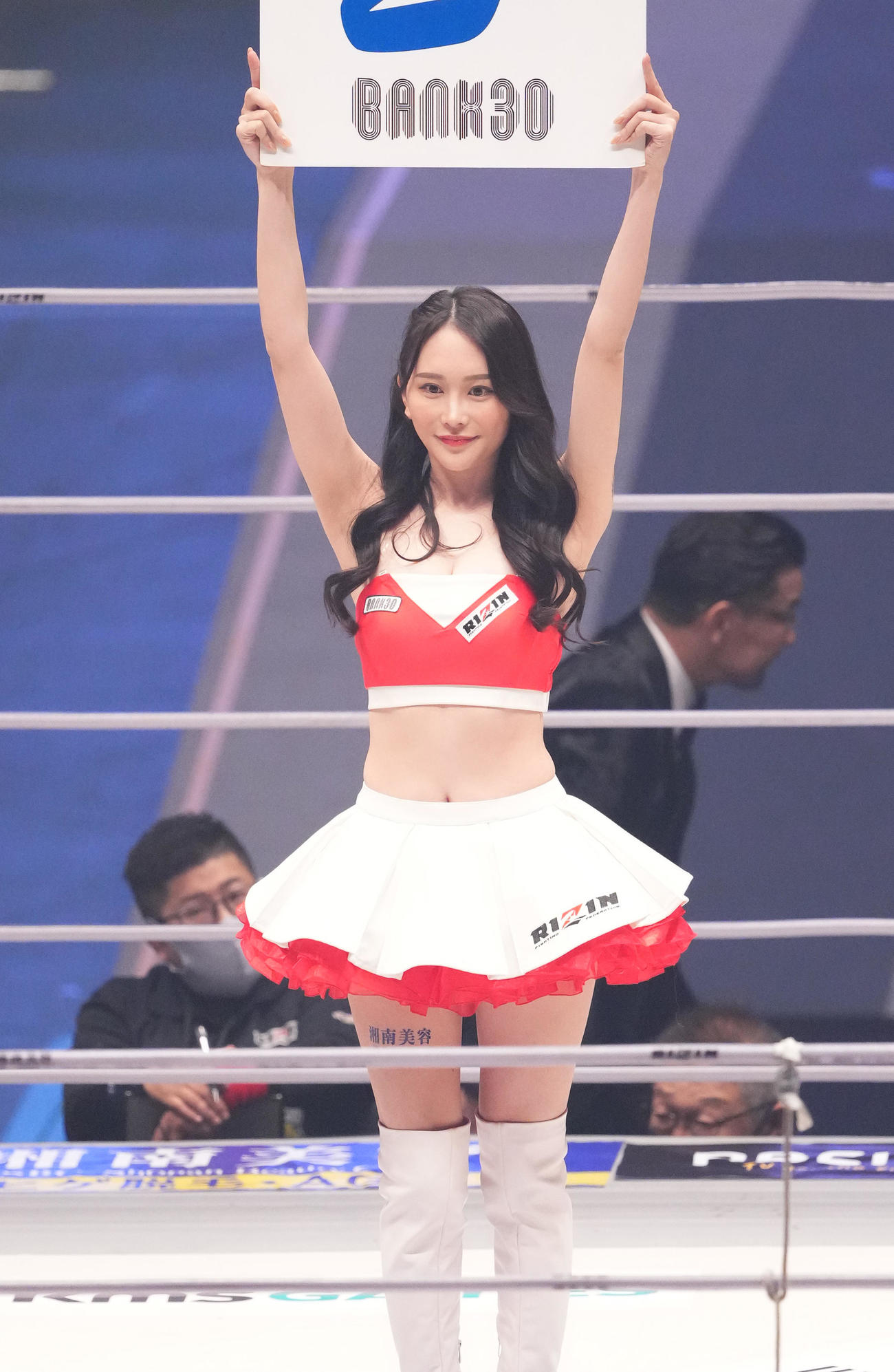 ラウンドを伝えるRIZINガール（撮影・菅敏）