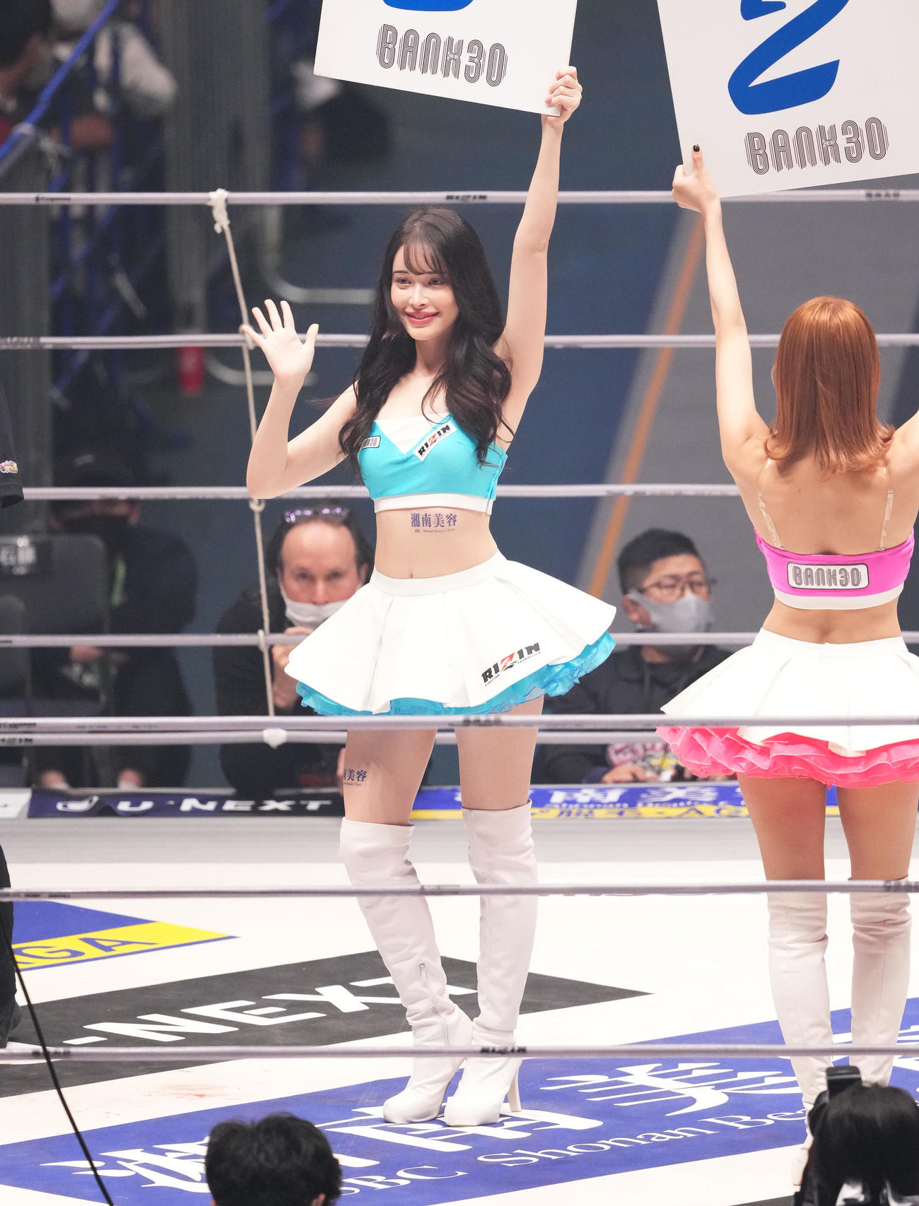 ラウンドを伝えるRIZINガール（撮影・菅敏）