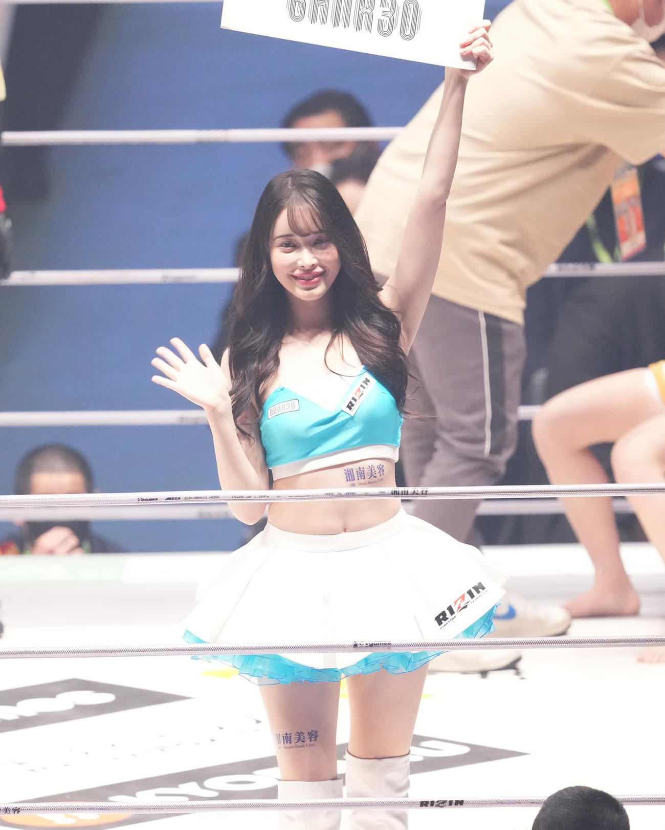 ラウンドを伝えるRIZINガール（撮影・菅敏）