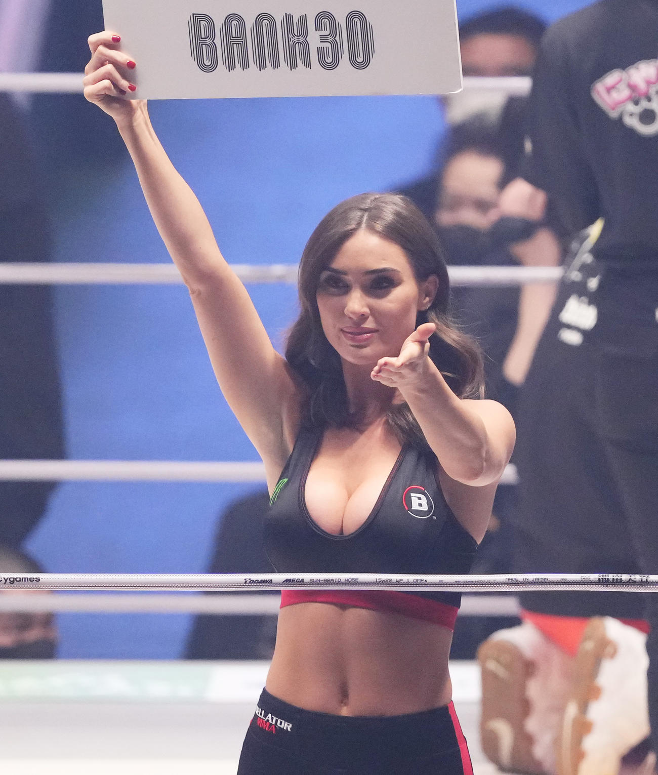 ラウンドを伝えるベラトールガール（撮影・菅敏）