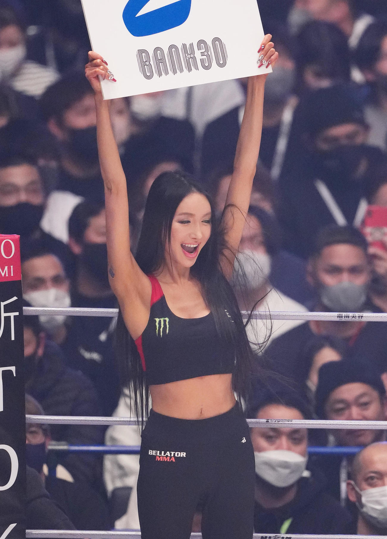 ラウンドを伝えるベラトールガール（撮影・菅敏）