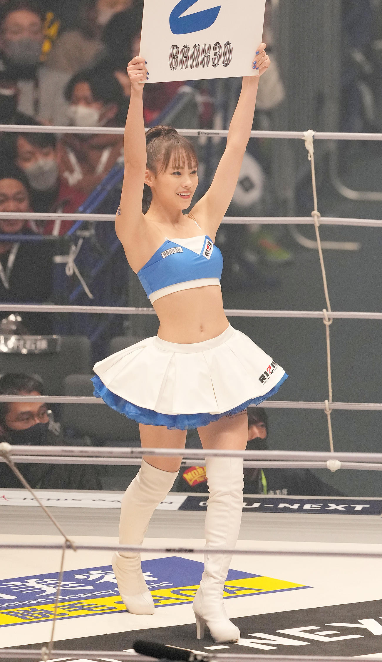 ラウンドを伝えるRIZINガール（撮影・菅敏）