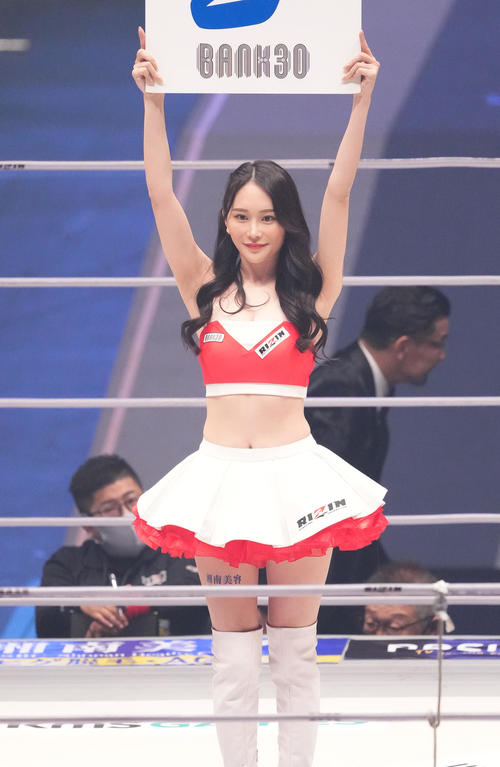 ラウンドを伝えるRIZINガール（撮影・菅敏）