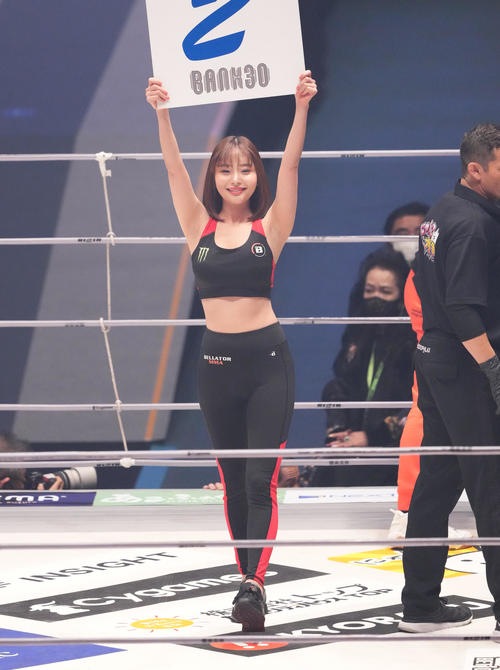 ラウンドを伝えるベラトールガール（撮影・菅敏）