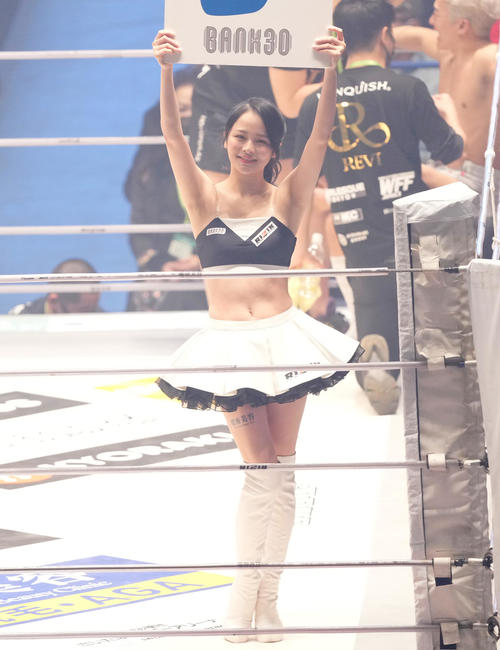 ラウンドを伝えるRIZINガール（撮影・菅敏）