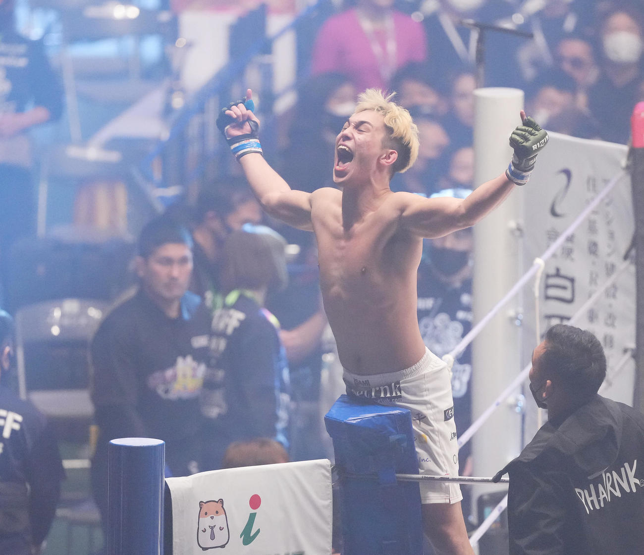 1回、ベイノアにKO勝ちをし、喜びを爆発させる宇佐美（撮影・菅敏）
