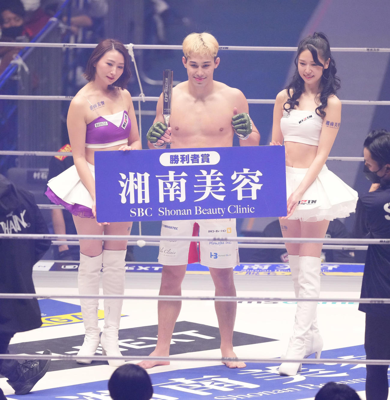 ベイノアにKO勝ちをし、トロフィーを手に笑顔を見せる宇佐美（撮影・菅敏）