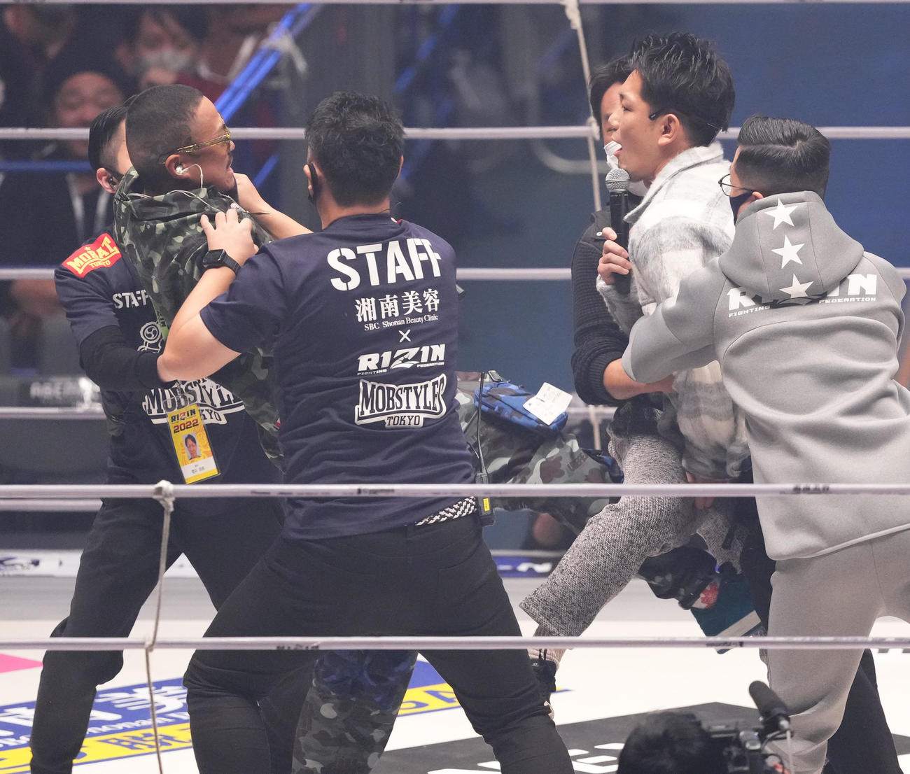 対戦が決まり、リングで乱闘寸前の芦沢（左）と皇治（右から2人目）（撮影・菅敏）