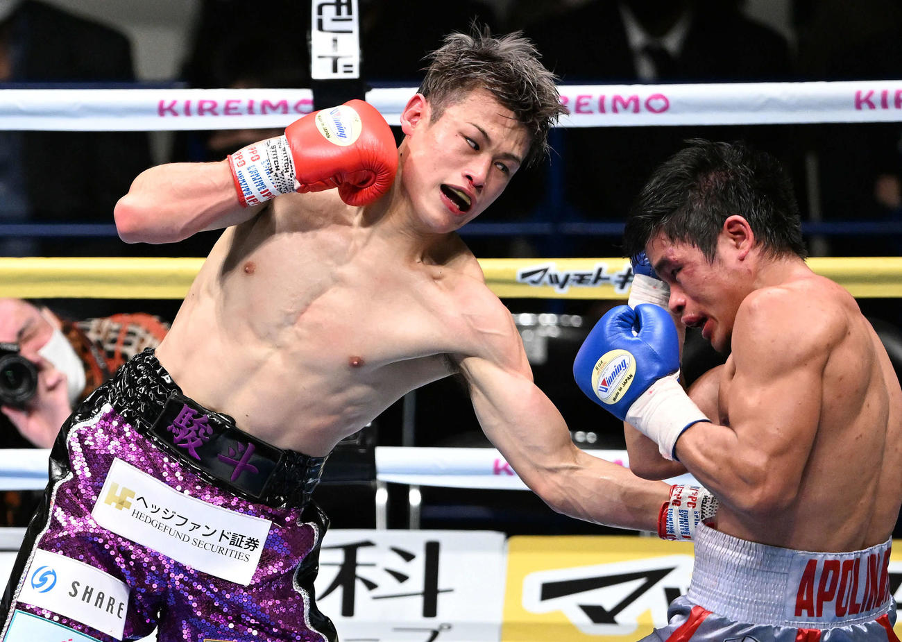 6回、堤（左）はペテ・アポリナルにパンチを打ち込む（撮影・滝沢徹郎）