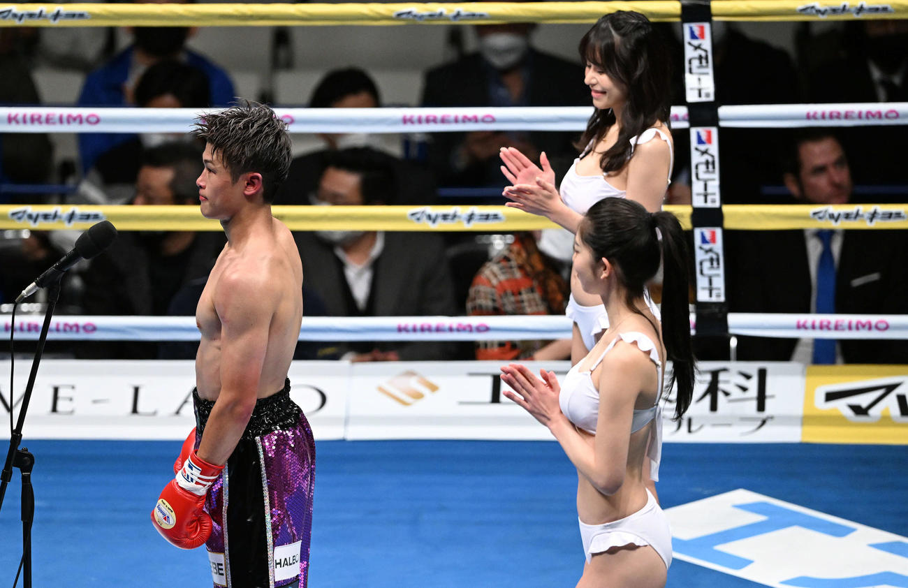 判定勝ちしインタビューを受ける堤（撮影・滝沢徹郎）