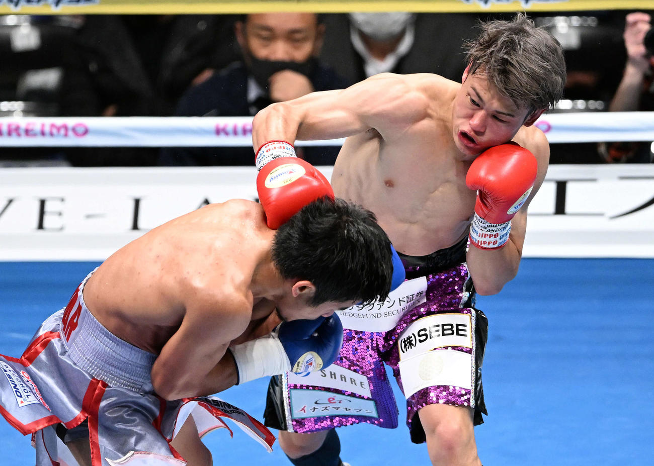 3回、堤（右）はペテ・アポリナルにパンチを打ち込む（撮影・滝沢徹郎）