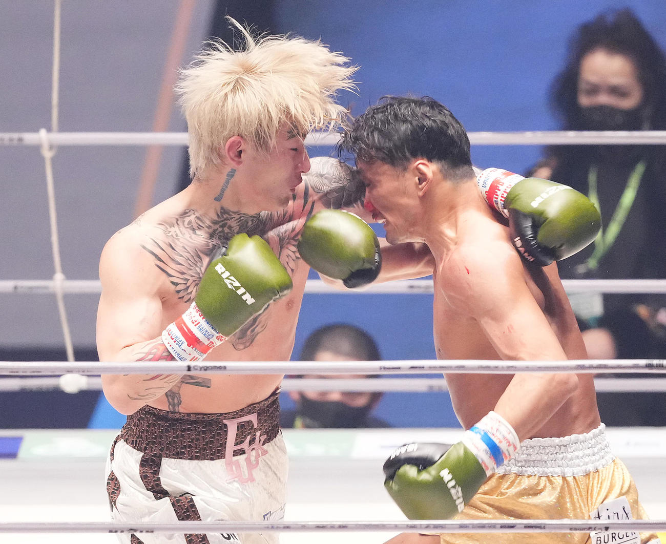 2回、梅野（右）と打ち合う平本（撮影・菅敏）