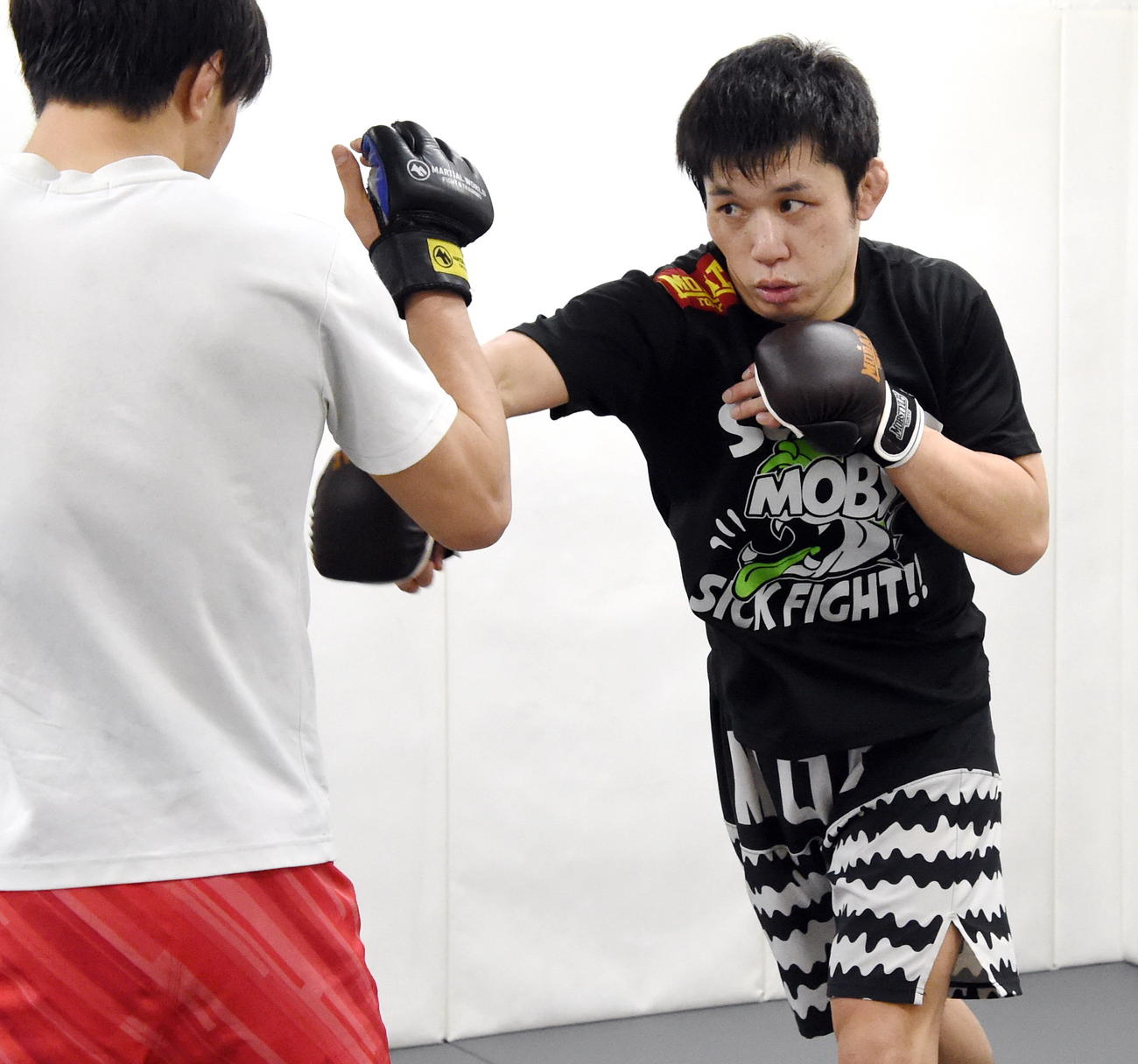 パンチを打ち込む斎藤裕（右）（2022年03月31日撮影）