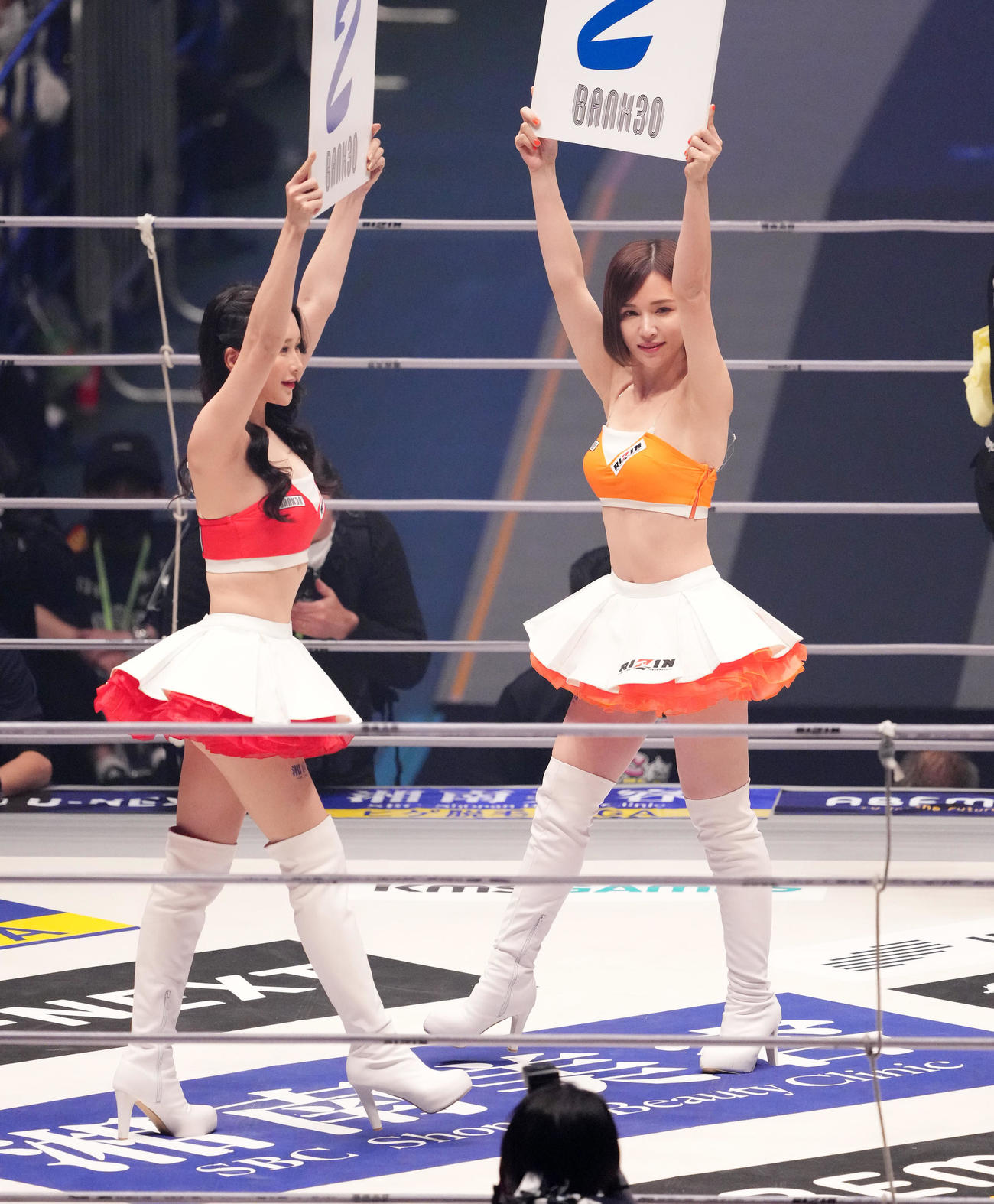 ラウンドを伝えるRIZINガール（撮影・菅敏）