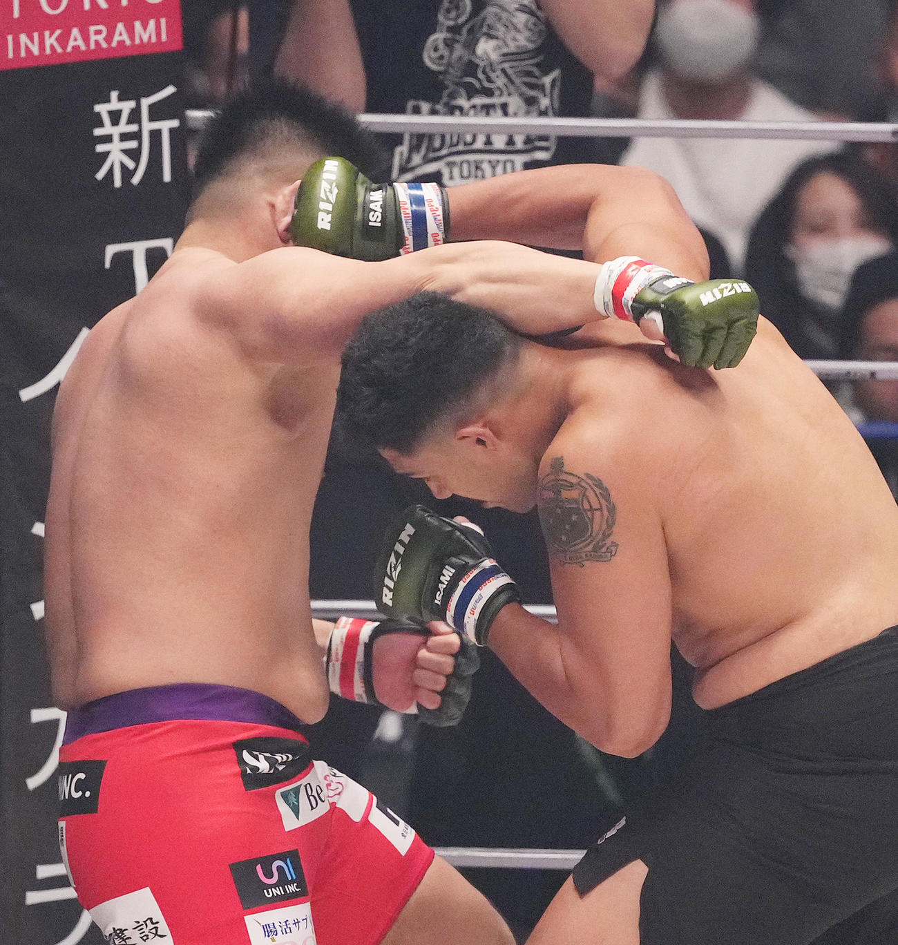 1回、タファ（右）のパンチを受けるスダリオ（撮影・菅敏）