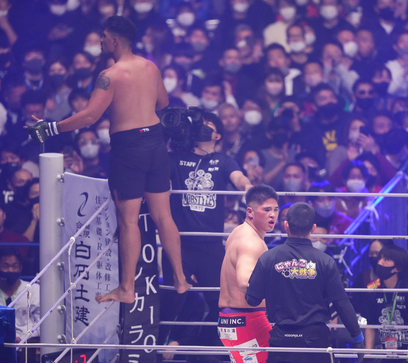 1回、タファ（奥）にTKOで敗れ、肩を落とすスダリオ（撮影・菅敏）