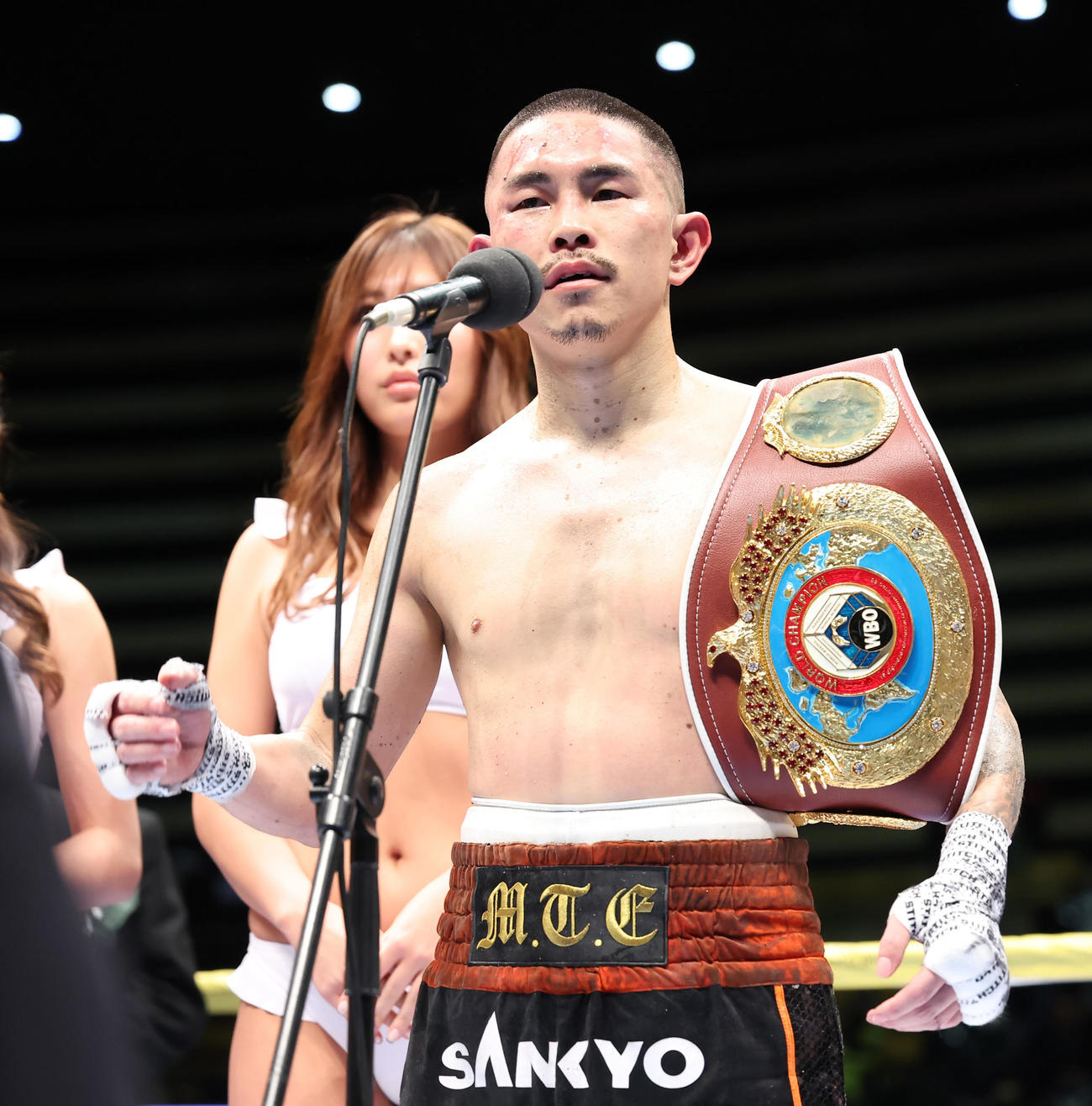 試合後、あいさつする井岡（代表撮影）