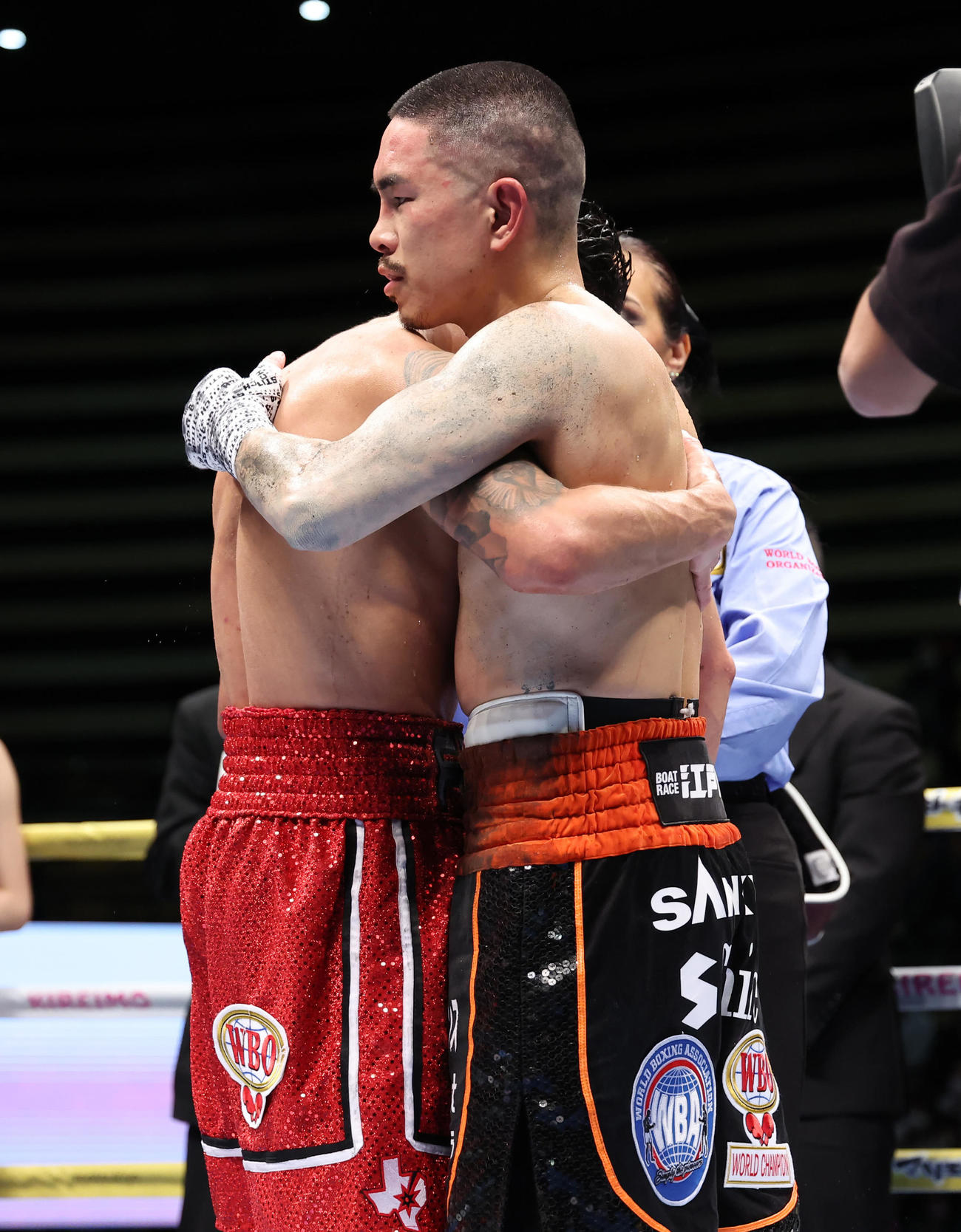 試合後、互いをたたえ合う井岡（右）とフランコ（代表撮影）