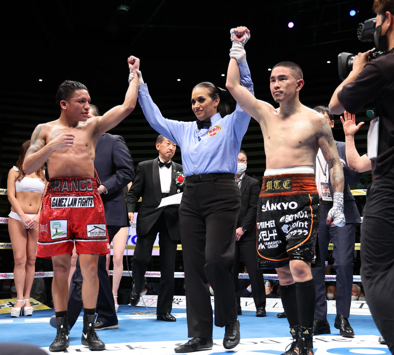 12回判定で引き分けた井岡（右）とフランコ。中央はレフェリーのサントス氏（代表撮影）