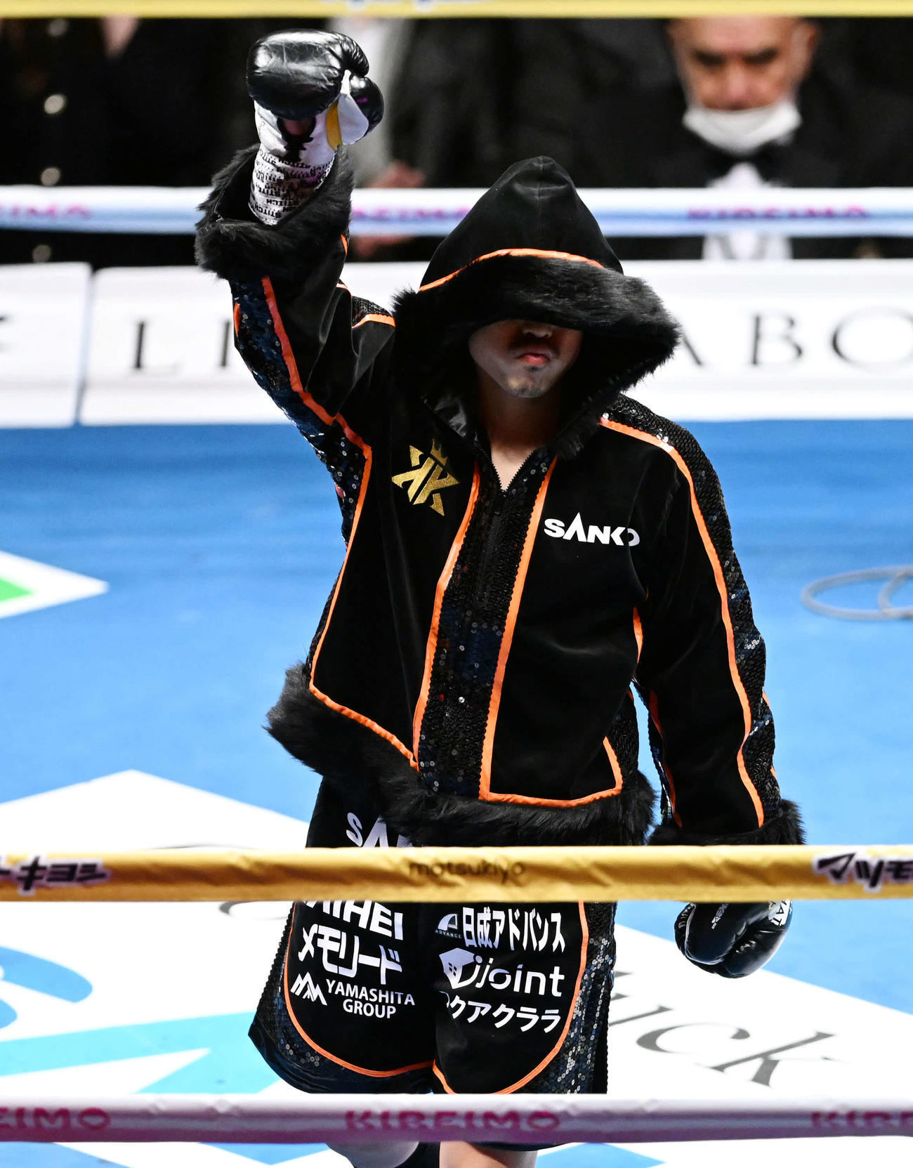 リングインする井岡（撮影・滝沢徹郎）