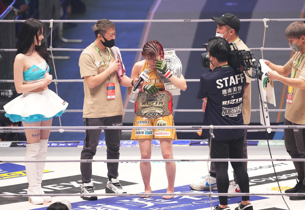 判定でパク・シウを破り、感極まる伊沢（中央）（撮影・菅敏）