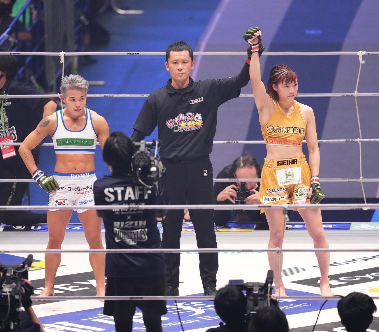 判定でパク（左）を破り、勝ち名乗りを受ける伊沢（撮影・菅敏）