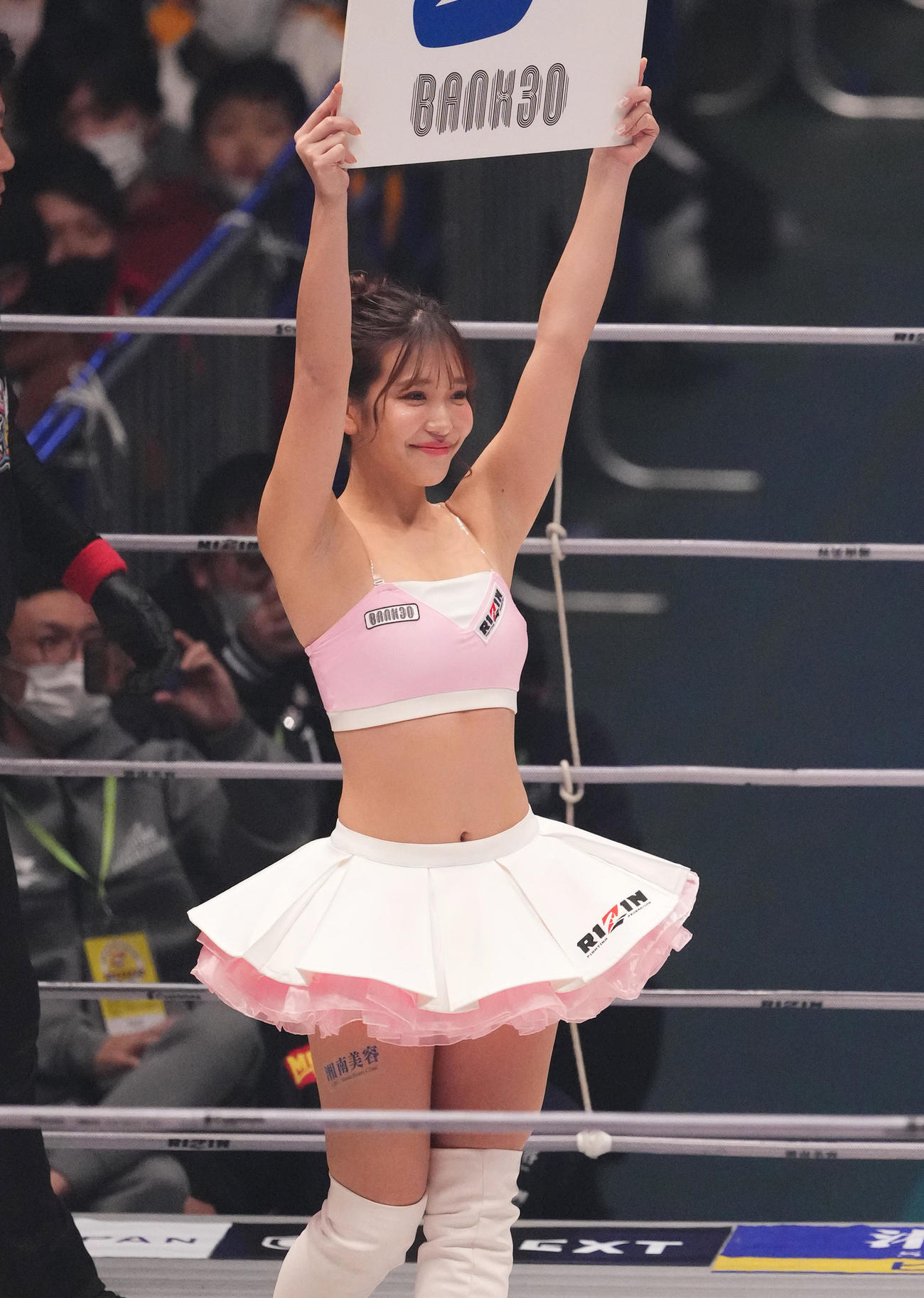 ラウンドを伝えるRIZINガール（撮影・菅敏）