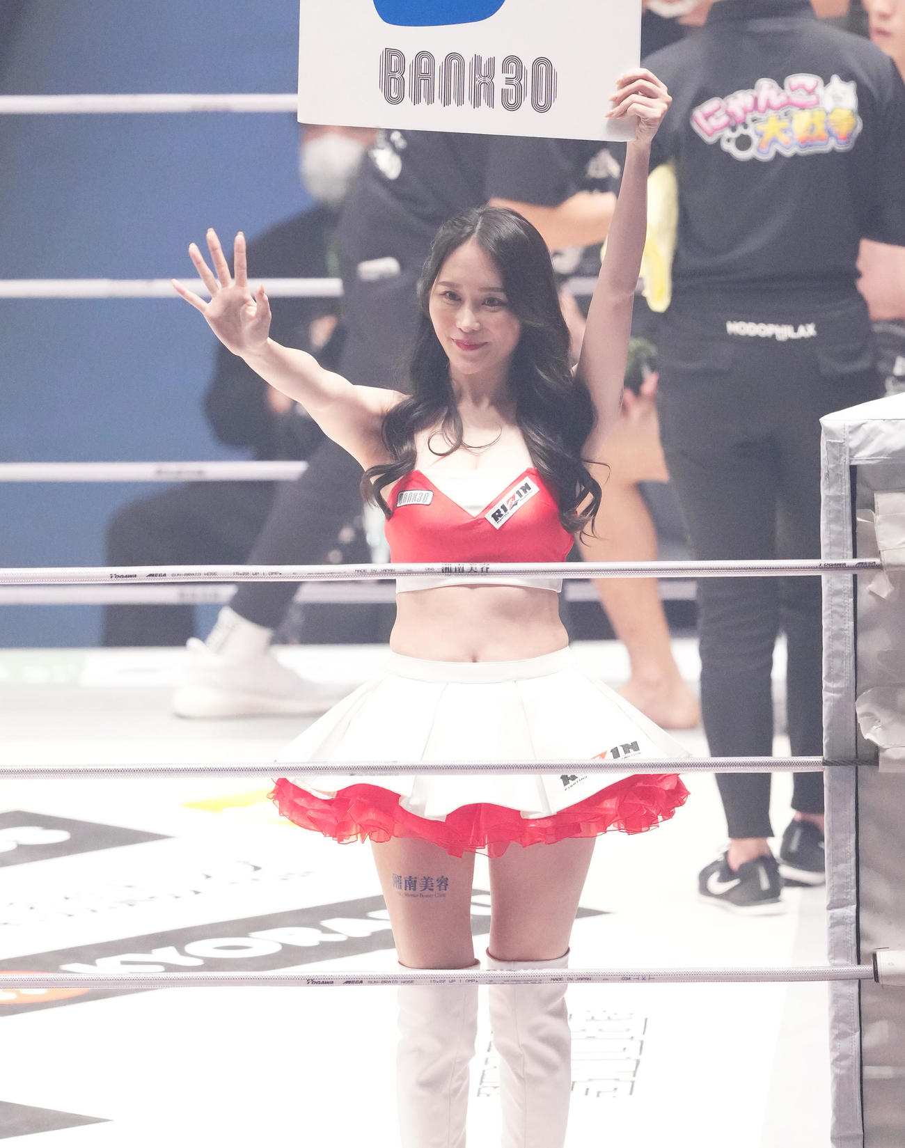 ラウンドを伝えるRIZINガール（撮影・菅敏）