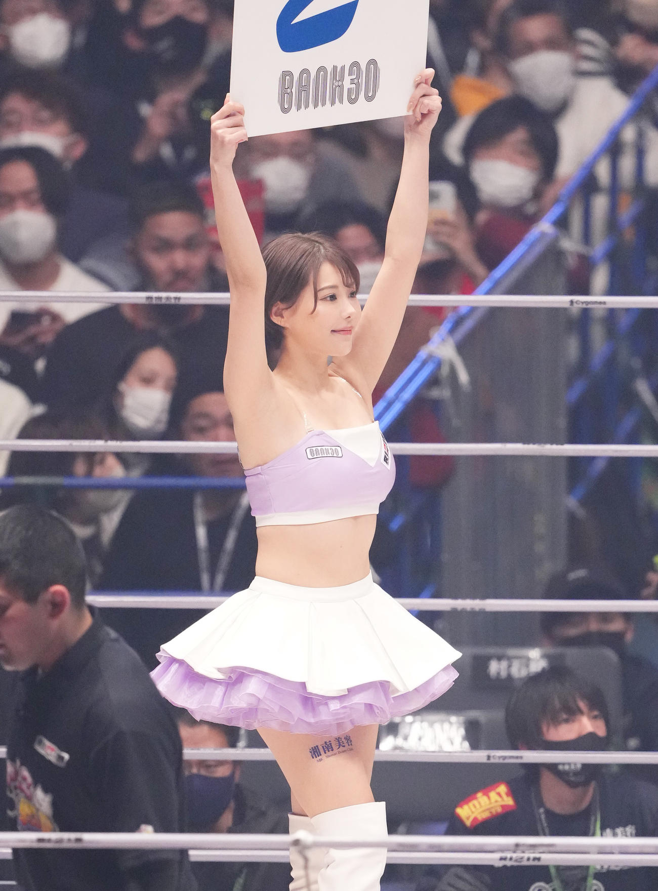 ラウンドを伝えるRIZINガール（撮影・菅敏）