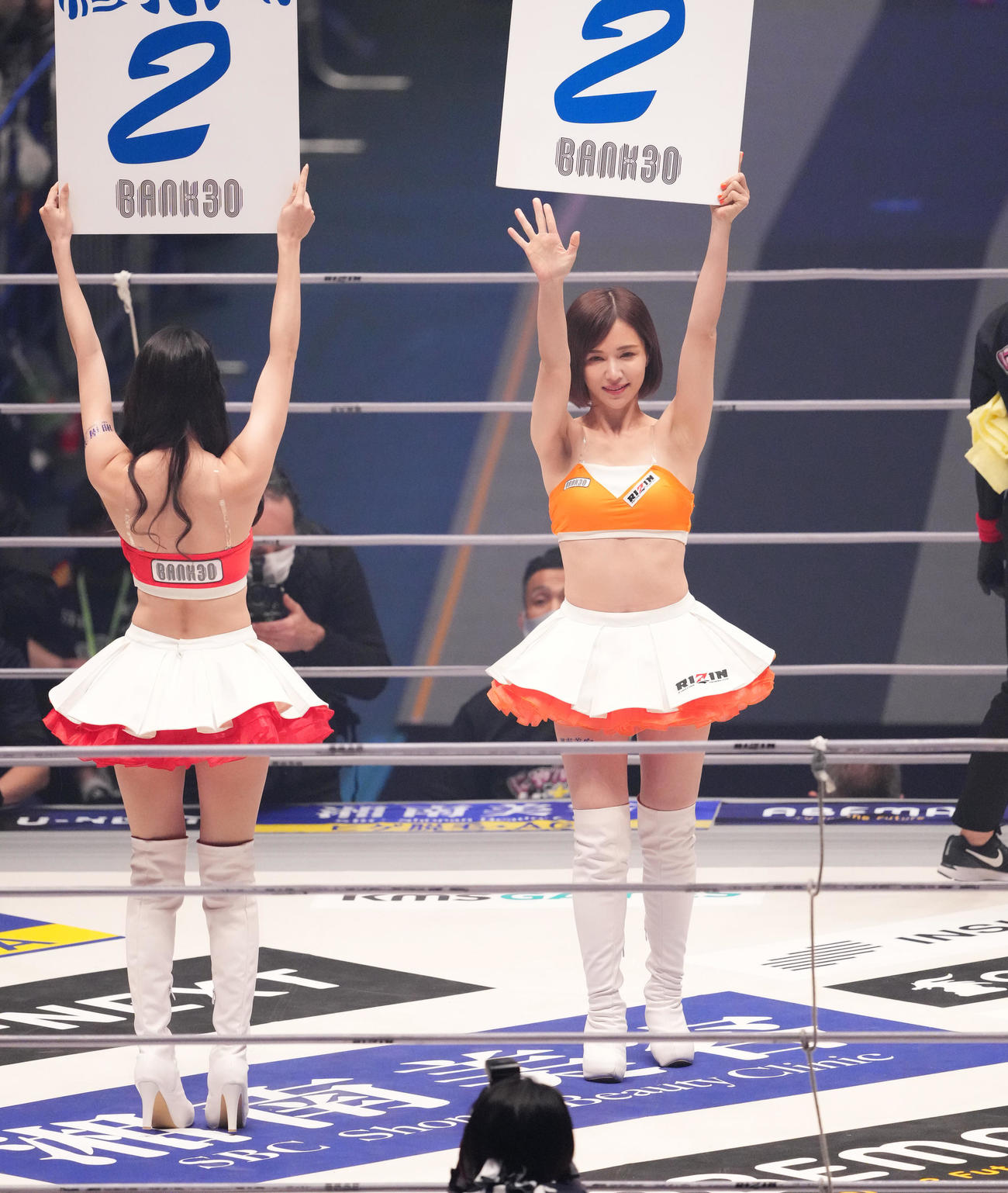 ラウンドを伝えるRIZINガール（撮影・菅敏）